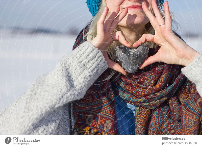 Jule | snowlove Stil Mensch feminin Junge Frau Jugendliche Erwachsene Hand 1 18-30 Jahre Umwelt Natur Landschaft Winter Schnee Schal Mütze Stein Herz festhalten