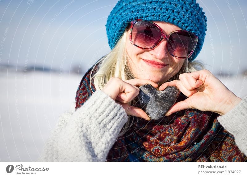 Jule | mit Herz Mensch feminin Junge Frau Jugendliche Erwachsene Gesicht 1 18-30 Jahre Umwelt Natur Landschaft Winter Schnee Sonnenbrille Schal Mütze Stein