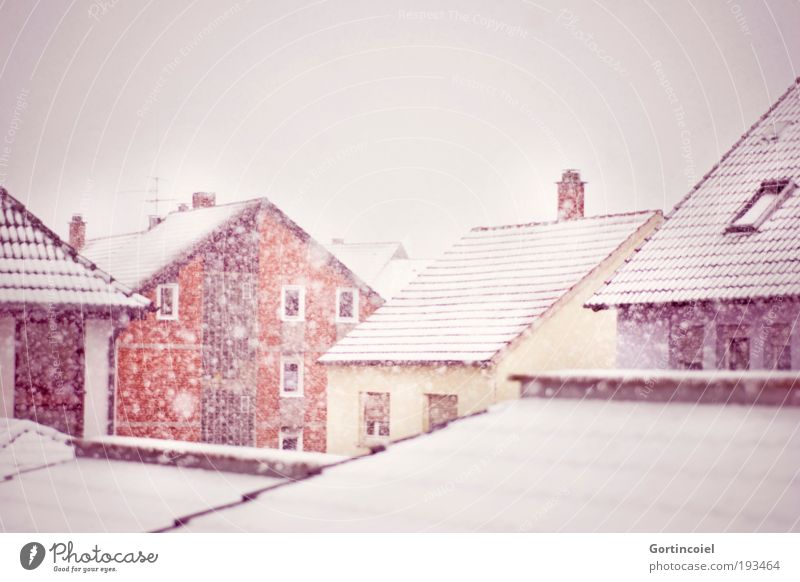 Schneegestöber Himmel Winter Wetter Unwetter Sturm Schneefall Stadt Haus Gebäude Fassade Fenster Dach Schornstein Antenne Satellitenantenne kalt gelb rot weiß
