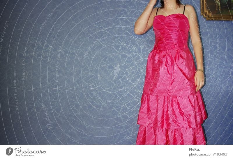 schick gemacht Lifestyle elegant Stil Tapete ausgehen Feste & Feiern Mensch feminin Junge Frau Jugendliche Erwachsene 1 18-30 Jahre Mode Kleid blau rosa bizarr