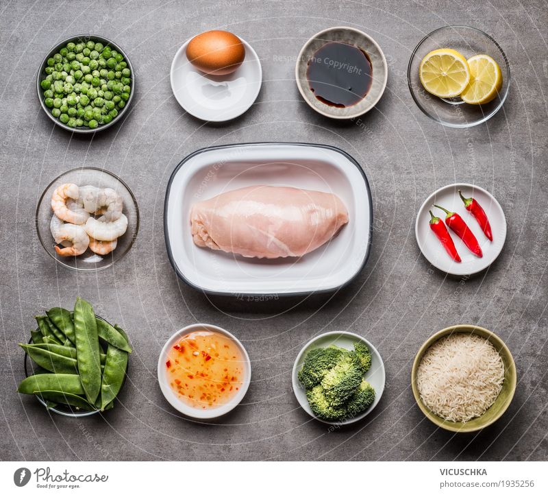 Zutaten für Bratreis mit Hähnchen Lebensmittel Fleisch Meeresfrüchte Gemüse Kräuter & Gewürze Öl Ernährung Mittagessen Abendessen Bioprodukte Diät Geschirr