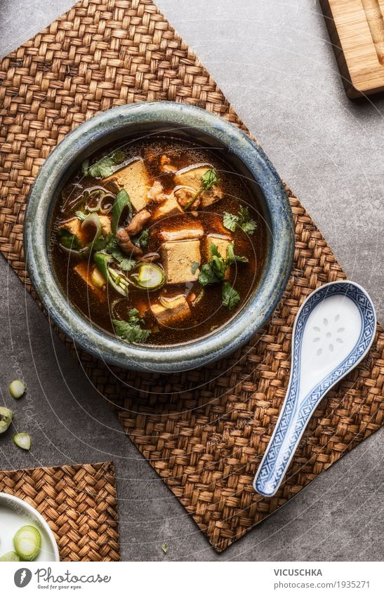 Chinesische Sichuan-Suppe mit Tofu und Fleisch Lebensmittel Eintopf Ernährung Mittagessen Abendessen Büffet Brunch Asiatische Küche Geschirr Teller Löffel Stil