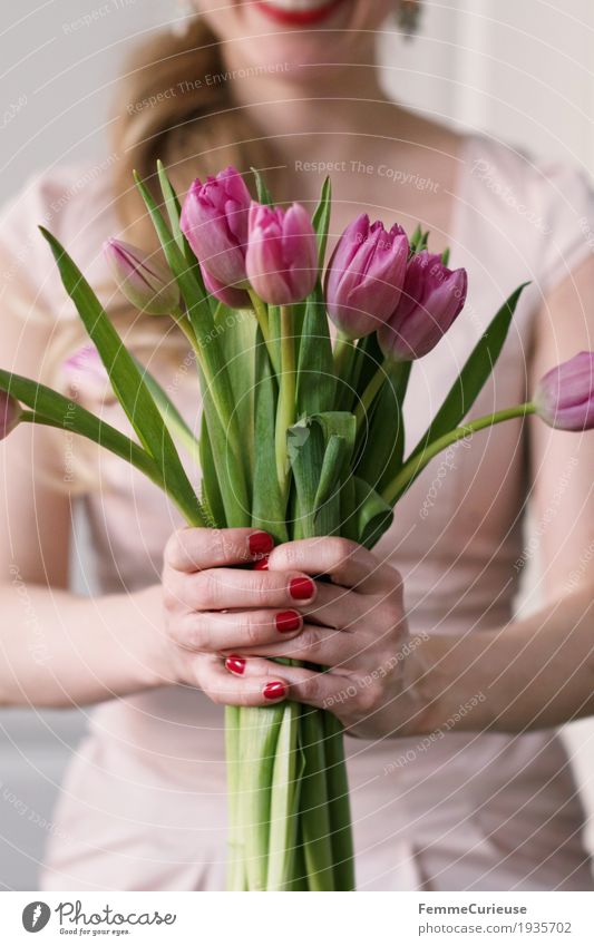 Frühling_05 feminin Junge Frau Jugendliche Erwachsene 1 Mensch 18-30 Jahre 30-45 Jahre Glück Valentinstag Verliebtheit Liebe Blume Blumenstrauß Tulpe festhalten