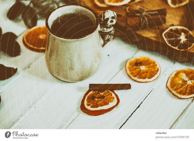 Tasse heißen Tee auf einer weißen Holzoberfläche mit getrockneten Früchten Frucht Kräuter & Gewürze Frühstück Becher Tisch frisch lecker retro braun orange