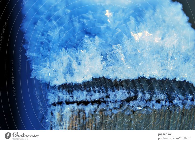 Kristall auf Theke Winter Klima Wetter Eis Frost Schnee Holz einfach kalt natürlich blau rein Umwelt Kristallstrukturen Eiskristall Strukturen & Formen