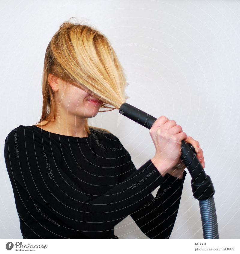 Haarausfall leicht gemacht Haare & Frisuren Häusliches Leben feminin Junge Frau Jugendliche 1 Mensch 18-30 Jahre Erwachsene langhaarig Sauberkeit verrückt