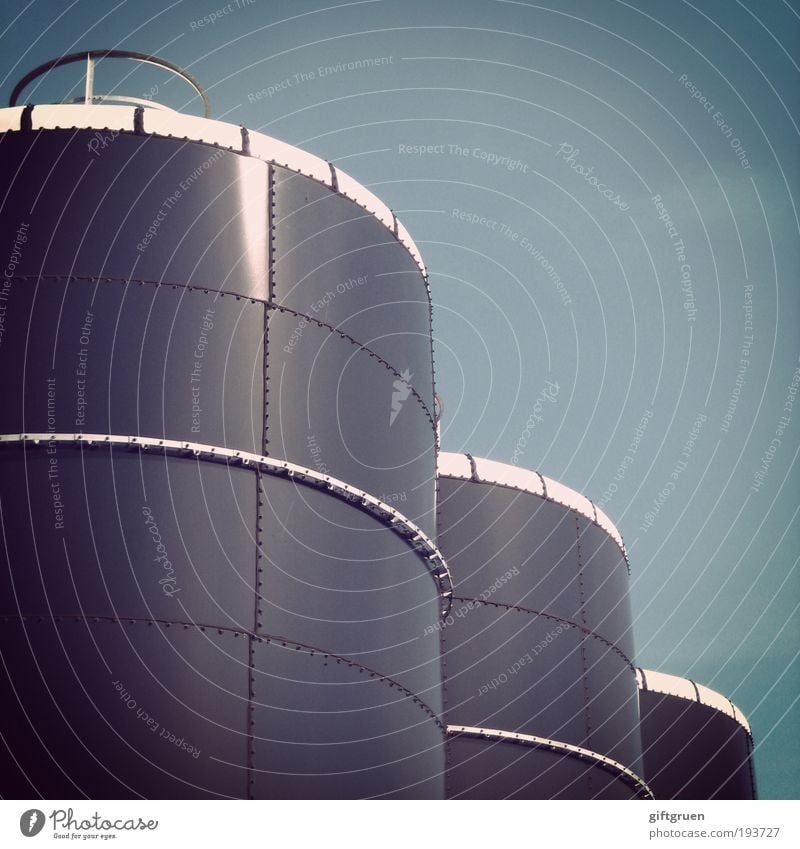 tonnenweise Industrieanlage Fabrik groß rund Fass Behälter u. Gefäße industriell Tank Zylinder Geometrie Himmel Froschperspektive Gastank Energiewirtschaft Turm