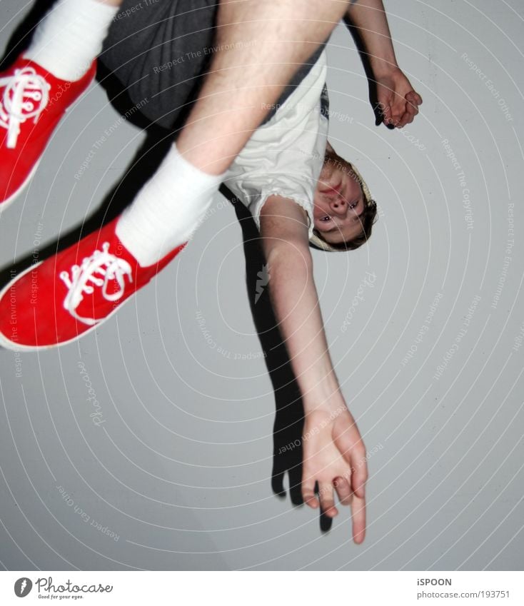 Blood Red Shoes 2nd Junger Mann Jugendliche 1 Mensch 18-30 Jahre Erwachsene T-Shirt Hose Strümpfe Schuhe Mütze brünett wählen beobachten Bewegung entdecken
