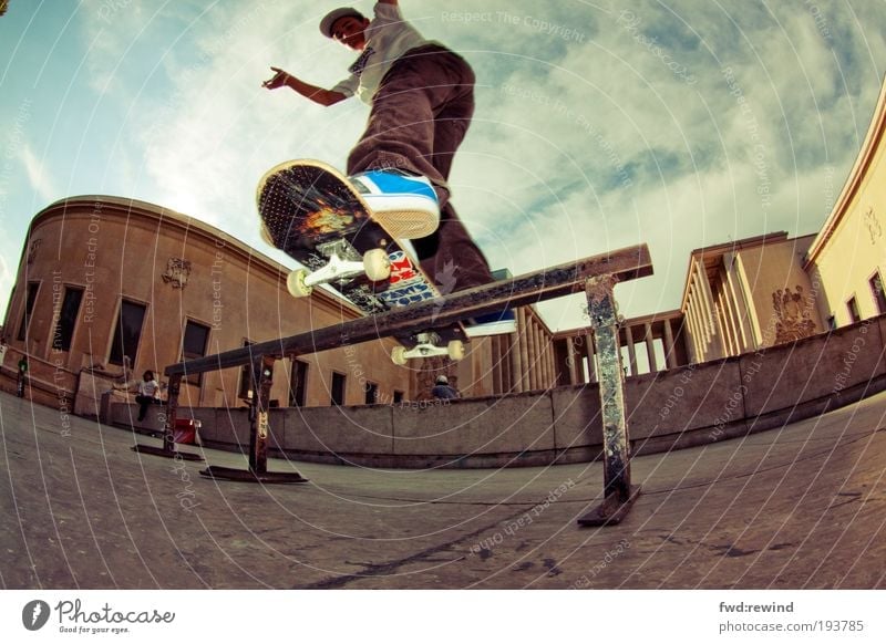 Sssslide Freude Sommer Skateboarding Mensch maskulin Junger Mann Jugendliche 18-30 Jahre Erwachsene Hauptstadt Architektur Turnschuh Bewegung Sport nah