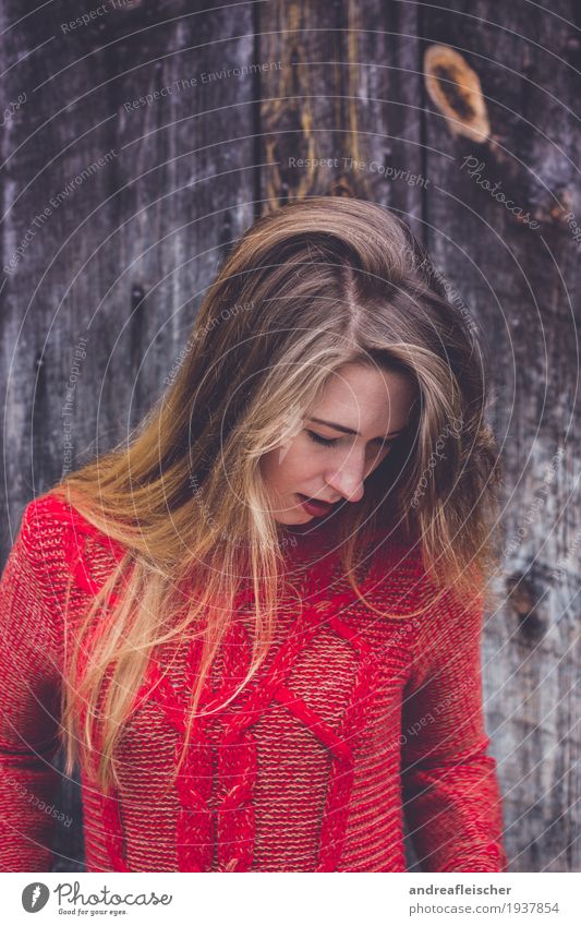 Miss V feminin Junge Frau Jugendliche 18-30 Jahre Erwachsene Pullover blond langhaarig Bewegung drehen authentisch Momentaufnahme nachdenklich Suche