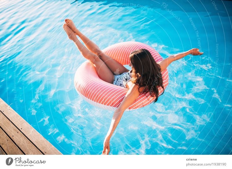 Attraktive junge Frauen, die im Swimmingpool sich entspannen. Lifestyle Freude schön Wohlgefühl Erholung Schwimmbad Freizeit & Hobby Ferien & Urlaub & Reisen