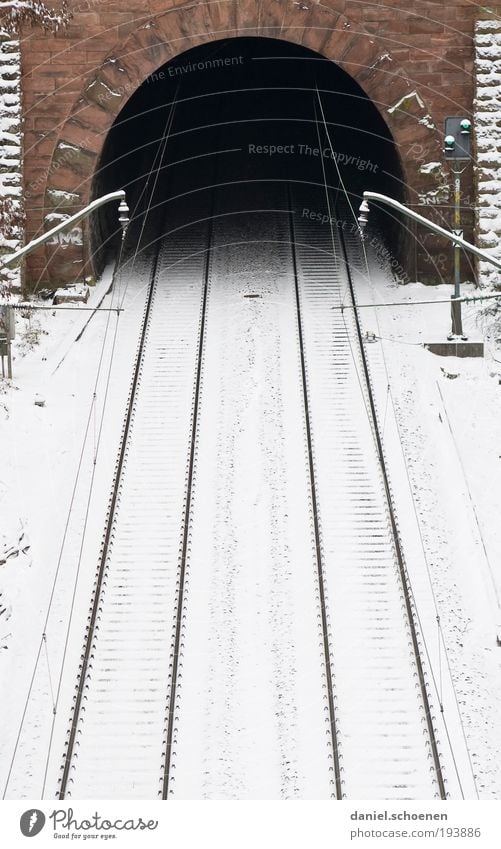 O Eis Frost Schnee Tunnel Verkehrswege Öffentlicher Personennahverkehr Bahnfahren Wege & Pfade Schienenverkehr Eisenbahn Gleise Mut Angst Zukunftsangst Trauer