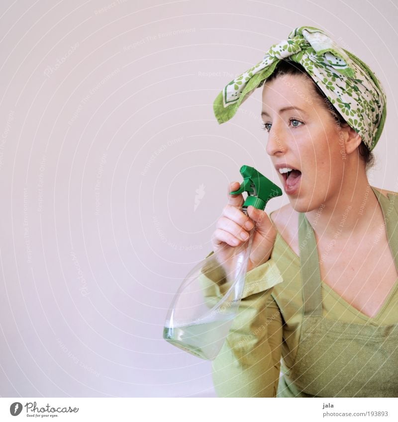 Seifenoper feminin Frau Erwachsene Kopftuch Ordnung singen Reinigen Frühjahrsputz grün Schürze Reinigungsmittel Sauberkeit Sprühflasche lustig Farbfoto