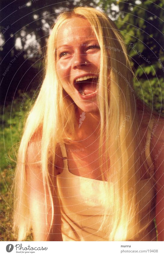 Lebensfreude blond Wiese Kleid Frau lachen