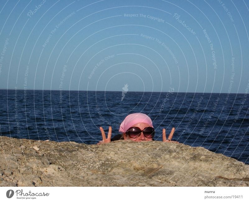 versteck Meer Sonnenbrille rosa Italien Sommer Frau Wasser Freiheit Freude rosarote Brille