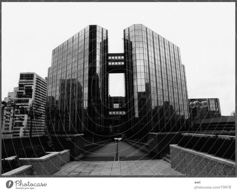 Banlieu Chrom Stahl Bürogebäude Hochhaus Paris kalt Symmetrie Architektur Schwarzweißfoto Glas