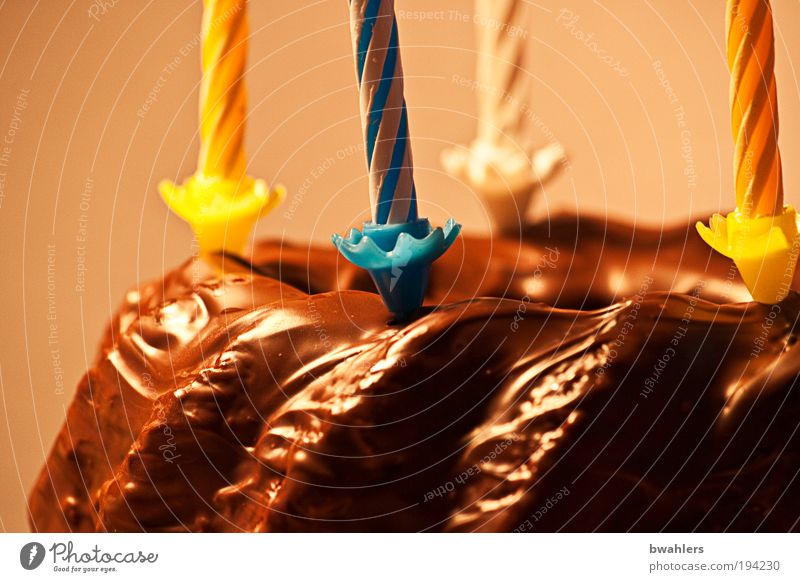 Geburtstagskuchen Lebensmittel Kuchen Süßwaren Schokolade Kaffeetrinken Feste & Feiern Dekoration & Verzierung Kerze genießen süß Freude Fröhlichkeit Tradition