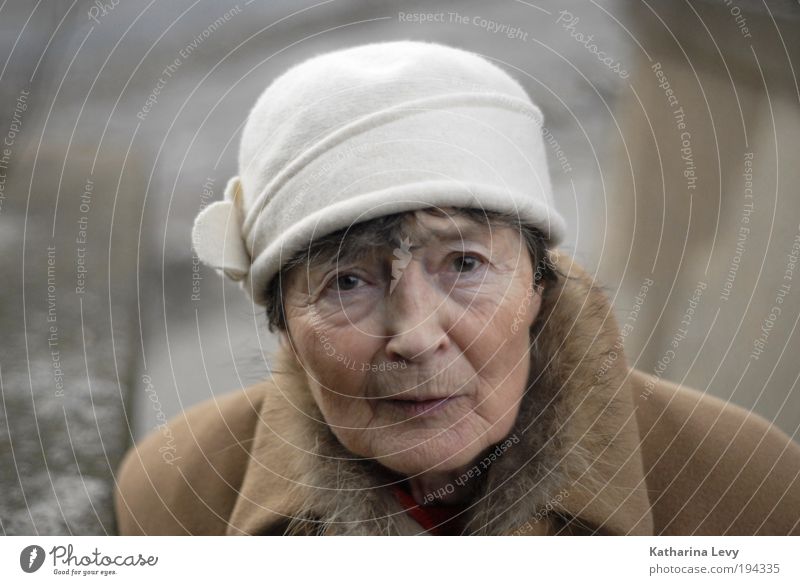 Oma schaut nach´m rechten Frau Erwachsene Weiblicher Senior Großmutter 1 Mensch 60 und älter Bekleidung Mantel Fell Hut Mütze schwarzhaarig Blick alt elegant