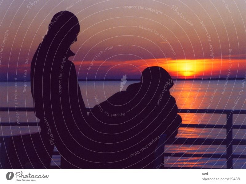 Sachliche Romanze Freundschaft Sonnenuntergang kalt Reflexion & Spiegelung rot Abenddämmerung Meer See Paar Blick Wasser Brücke paarweise
