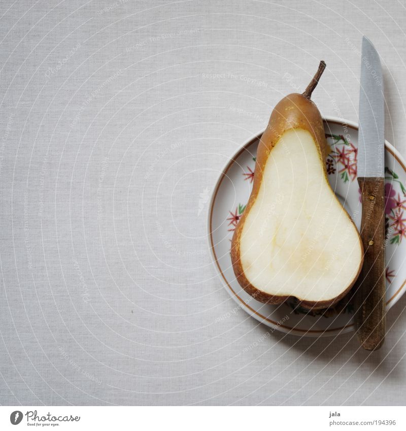 Pear Lebensmittel Frucht Birne Ernährung Bioprodukte Vegetarische Ernährung Diät Geschirr Teller Messer genießen ästhetisch einfach saftig Sauberkeit grau