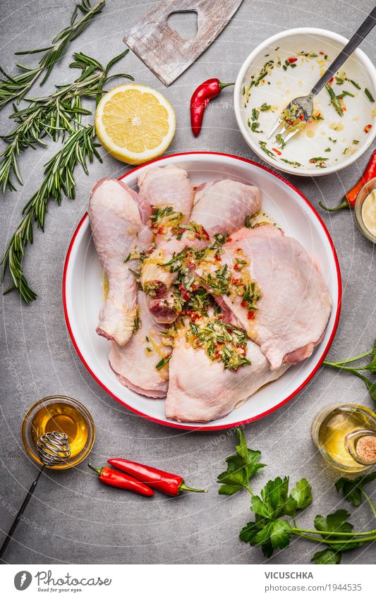 Hähnchenschenkel würzig marinieren Lebensmittel Fleisch Kräuter & Gewürze Öl Ernährung Mittagessen Abendessen Bioprodukte Geschirr Löffel Stil Design