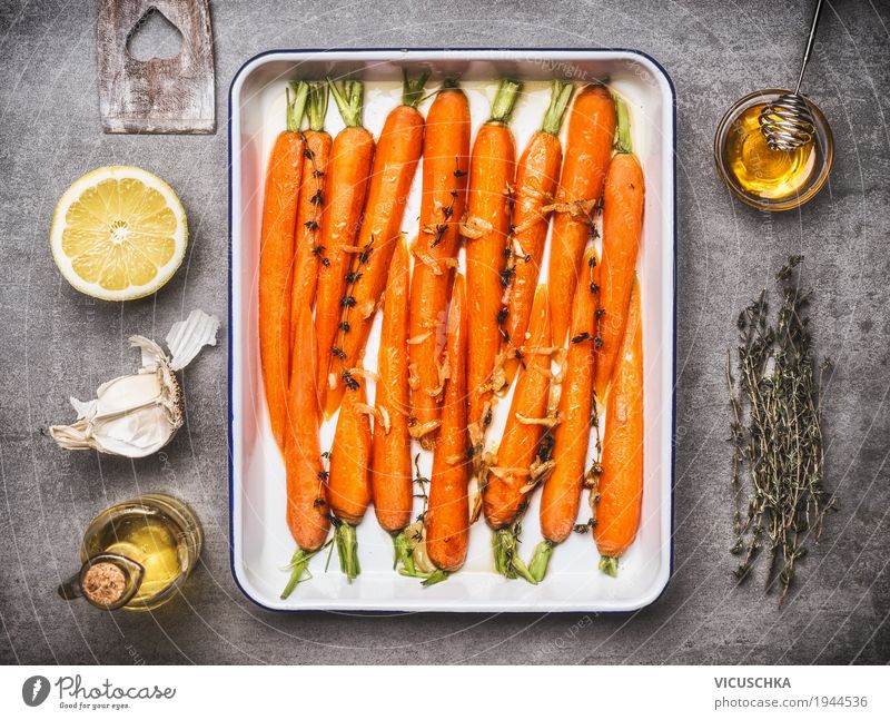 Karotten mit Thymian, Knoblauch, Zitrone und Honig auf Backblech Lebensmittel Gemüse Kräuter & Gewürze Öl Ernährung Mittagessen Abendessen Festessen Bioprodukte