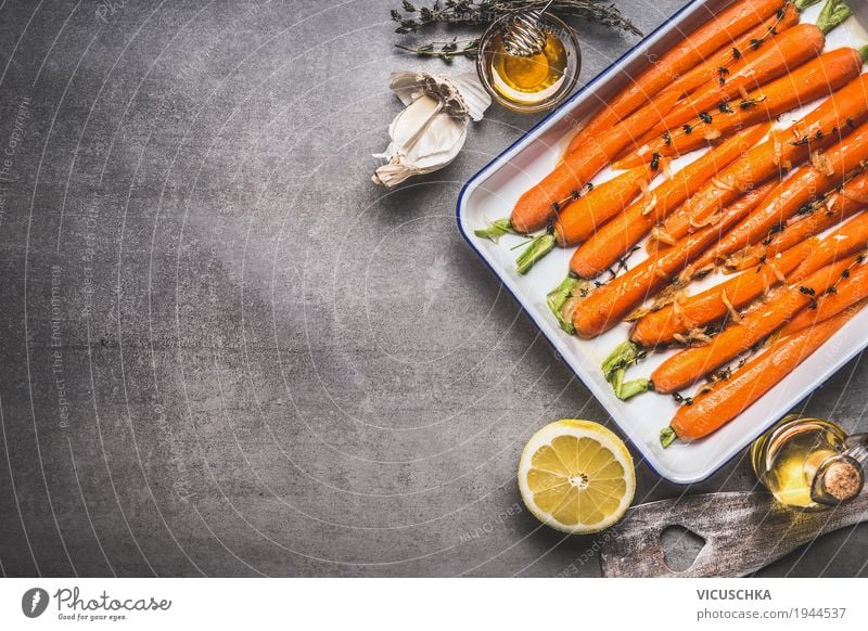 Grüner Spargel im Glas mit Wasser ein lizenzfreies Stock