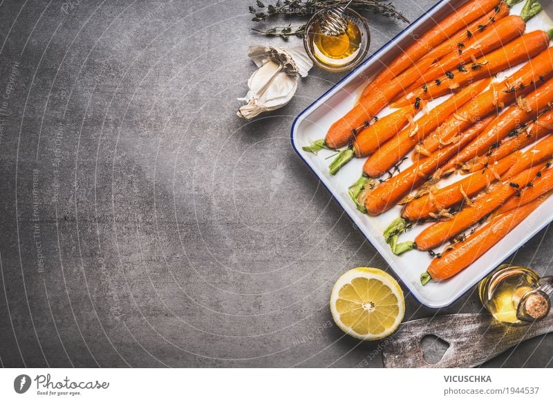 Geröstete Karotten auf Backblech Lebensmittel Gemüse Kräuter & Gewürze Öl Ernährung Bioprodukte Vegetarische Ernährung Diät Geschirr Stil Design Gesundheit