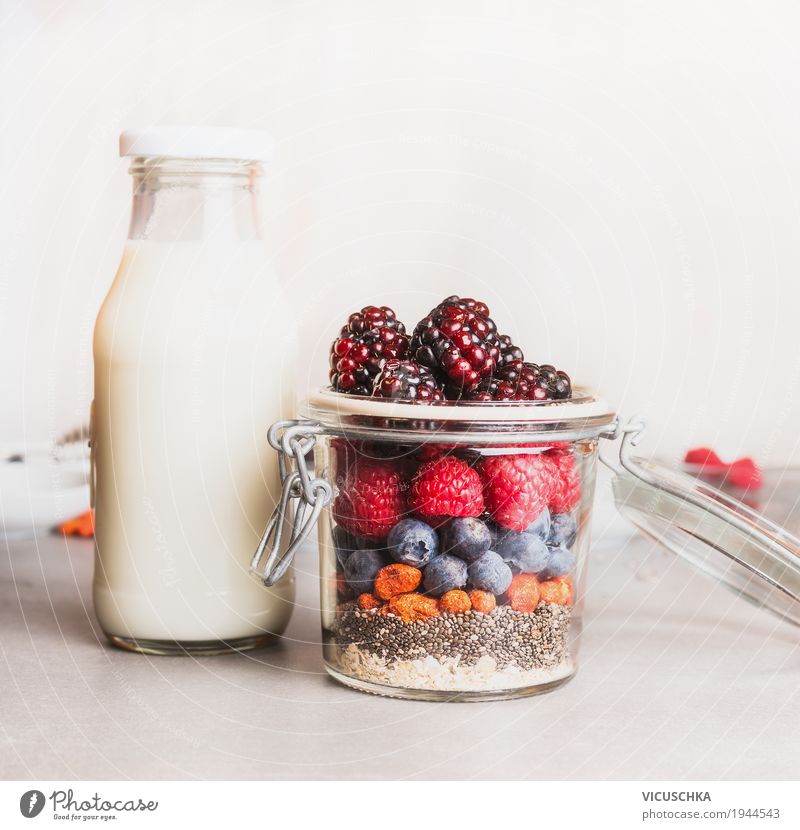 Gesundes Frühstück im Glas Lebensmittel Joghurt Milcherzeugnisse Frucht Getreide Dessert Ernährung Bioprodukte Vegetarische Ernährung Diät Geschirr Flasche Stil