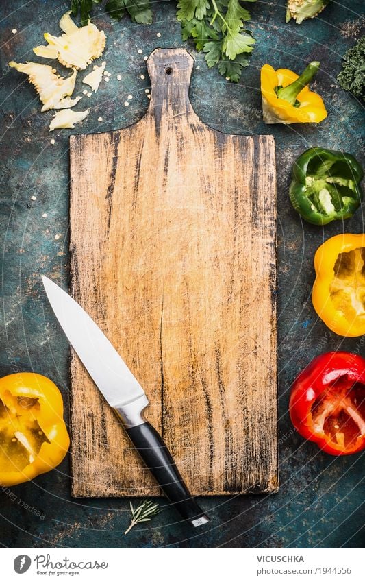 Schneidebrett mit Küchenmesser und bunte Paprika Lebensmittel Gemüse Salat Salatbeilage Kräuter & Gewürze Ernährung Bioprodukte Vegetarische Ernährung Diät