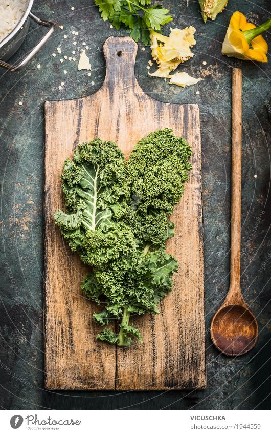 Grünkohl auf rustikalem Schneidebrett mit Kochlöffel Lebensmittel Gemüse Salat Salatbeilage Ernährung Bioprodukte Vegetarische Ernährung Diät Löffel Stil Design