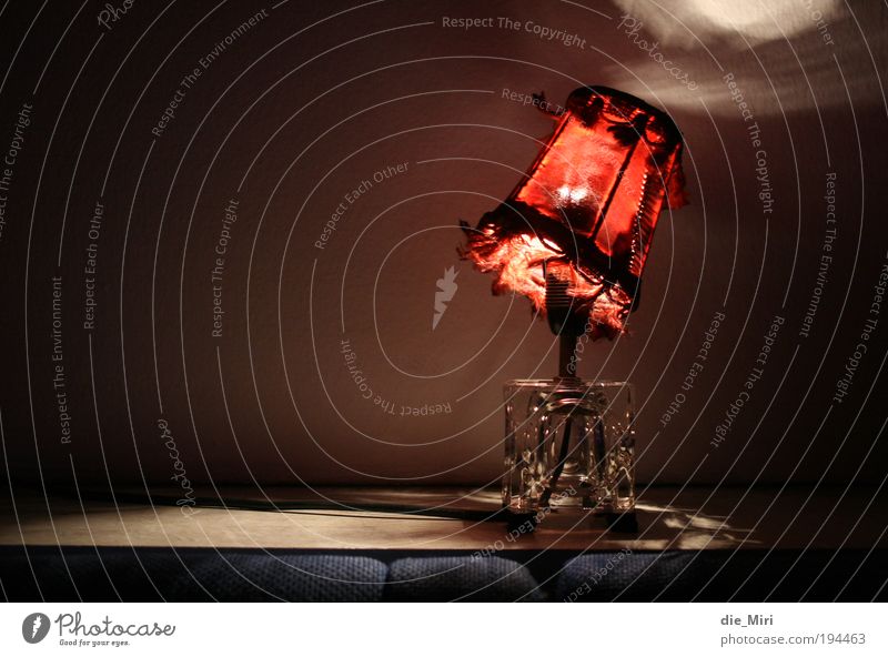 Rotkäppchen Lampe Lampenschirm hängen rot Farbfoto Innenaufnahme Menschenleer Textfreiraum links Hintergrund neutral Abend Nacht Kunstlicht Licht Schatten