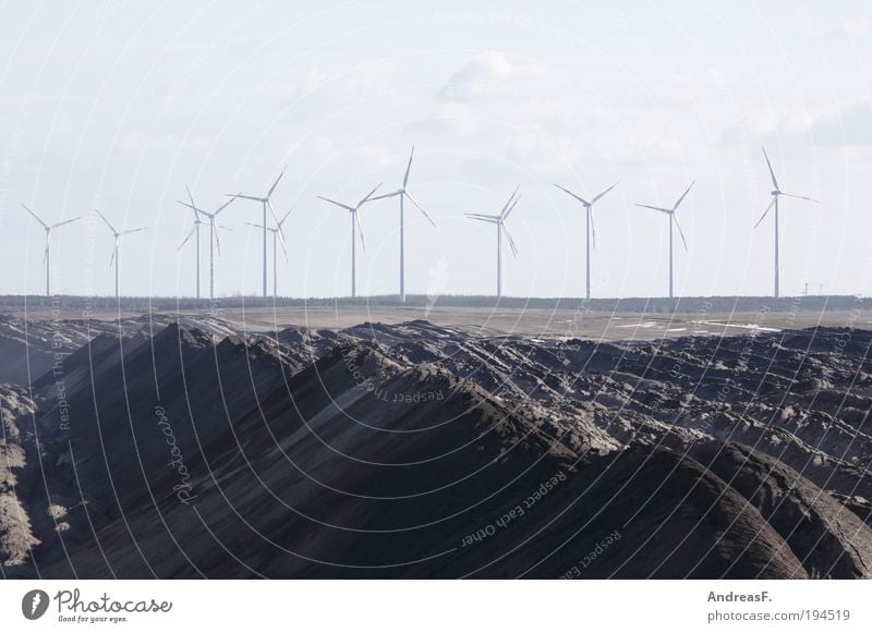 Alternativen Industrie Energiewirtschaft Erneuerbare Energie Windkraftanlage Kohlekraftwerk Umwelt Landschaft Sand nachhaltig grau Braunkohlentagebau Bergbau