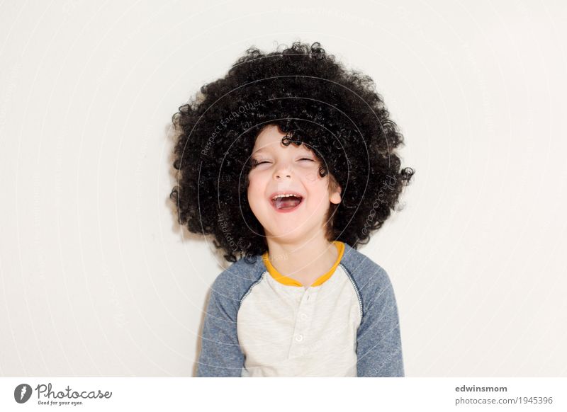 Lachen ist gesund Freizeit & Hobby Spielen Karneval maskulin Kind Junge Kindheit Haare & Frisuren 1 Mensch 3-8 Jahre schwarzhaarig Locken Perücke lachen frech