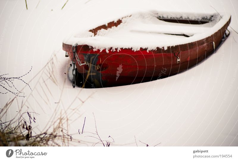 Winterschlussverkauf - alles muss raus Angeln Umwelt Natur Küste Seeufer Eis Schnee Schneelandschaft Ruderboot frieren warten kalt rot weiß Idylle Leben