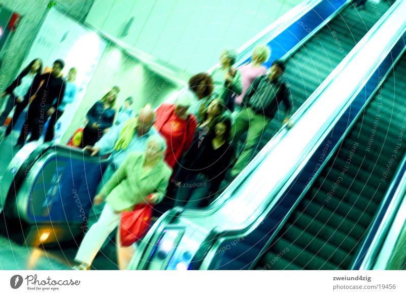 Rolltreppe U-Bahn London Underground S-Bahn grün Geschwindigkeit Stress Verkehr Treppe blau Mensch Alltagsfotografie