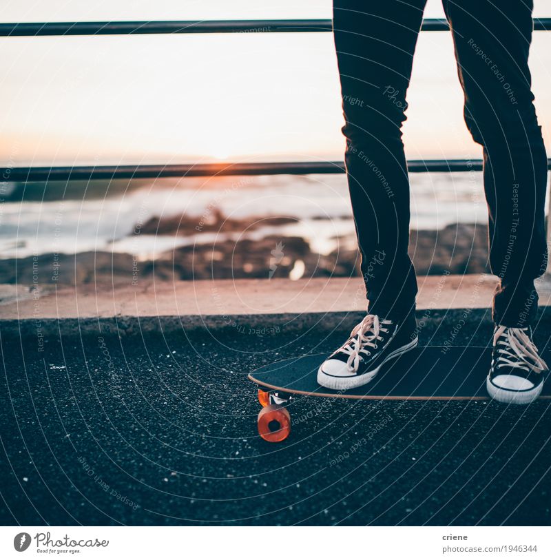 Nahaufnahme des Mannes stehend auf longboard auf Promenade Lifestyle Stil Freude Freizeit & Hobby Strand Meer Sport Mensch maskulin Junger Mann Jugendliche