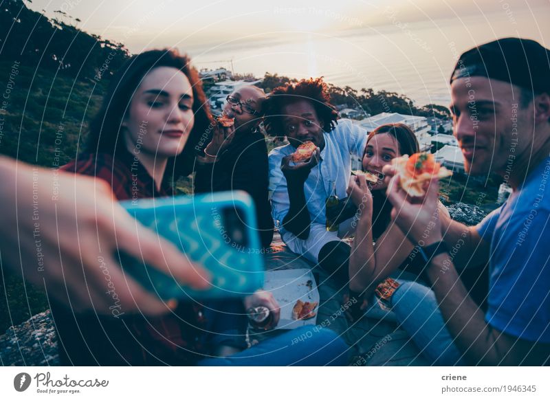Gruppe junger Erwachsener mit gemischter Rasse, die Selfie nehmen. Essen Fastfood Lifestyle Freude Freiheit PDA Junge Frau Jugendliche Junger Mann Freundschaft