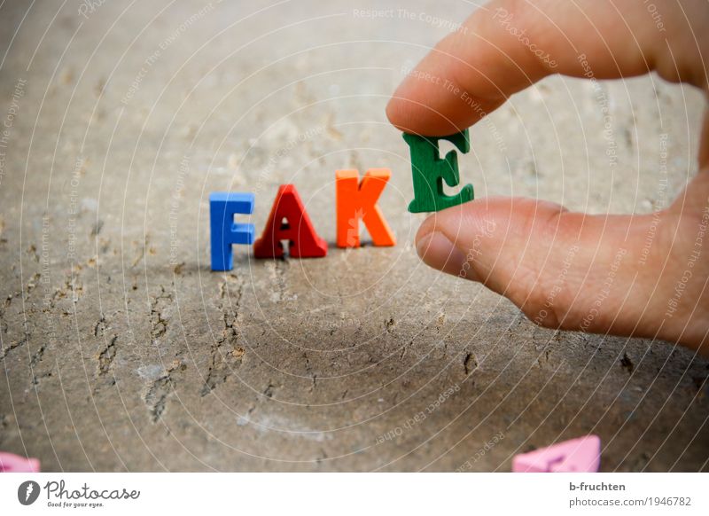 fake maskulin Finger bauen Kommunizieren schreiben Wahrheit Fälschung Buchstaben Wort Fakten postfaktisch tatsachen Politik & Staat Information Nahaufnahme