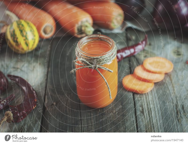 Karottensaft in einem kleinen Glas unter dem Frischgemüse Gemüse Kräuter & Gewürze Ernährung Vegetarische Ernährung Getränk Saft Tisch Seil alt frisch