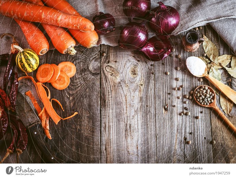 Frisches rohes Gemüse und Gewürze auf grauer Holzoberfläche Kräuter & Gewürze Ernährung Essen Vegetarische Ernährung Löffel Tisch alt frisch Gesundheit lecker