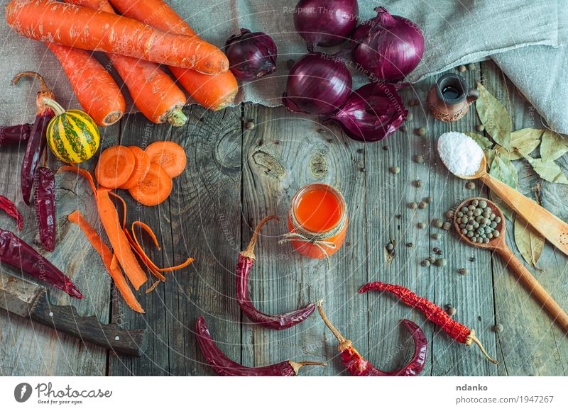 frisches Gemüse und ein Glas Karottensaft Frucht Kräuter & Gewürze Ernährung Vegetarische Ernährung Diät Getränk Saft Tasse Gesunde Ernährung Tisch Seil Natur