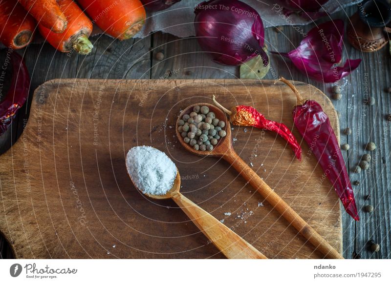 Salz und getrockneter Piment in einem hölzernen Löffel Gemüse Kräuter & Gewürze Vegetarische Ernährung Tisch Pflanze Blatt Stoff alt frisch lecker natürlich