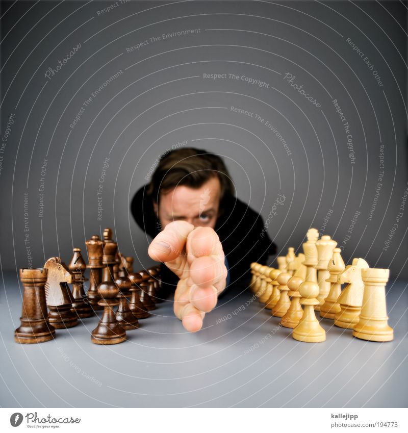 grenzziehung Lifestyle Spielen Schach Sportveranstaltung Mensch Mann Erwachsene Kopf Haare & Frisuren Gesicht Auge Arme Hand Finger 1 kämpfen Partnerschaft