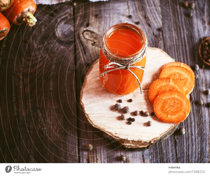 Frischer Karottensaft in einem Glasgefäß auf einer Holzoberfläche Gemüse Frucht Kräuter & Gewürze Vegetarische Ernährung Diät Getränk trinken Saft