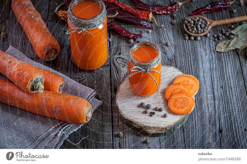 Frischer Karottensaft mit Masse unter dem Gemüse Kräuter & Gewürze Ernährung Vegetarische Ernährung Diät Getränk trinken Saft Flasche Tisch Natur Holz Glas alt