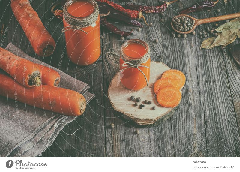 Frischer Karottensaft mit Masse unter dem Gemüse und den Gewürzen Kräuter & Gewürze Ernährung Vegetarische Ernährung Diät Getränk Saft Flasche Tisch Küche
