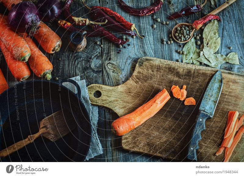 Frisches Gemüse, Gewürze und schwarze Bratpfanne zum Kochen von Mahlzeiten Frucht Kräuter & Gewürze Vegetarische Ernährung Pfanne Messer Löffel Tisch Herbst