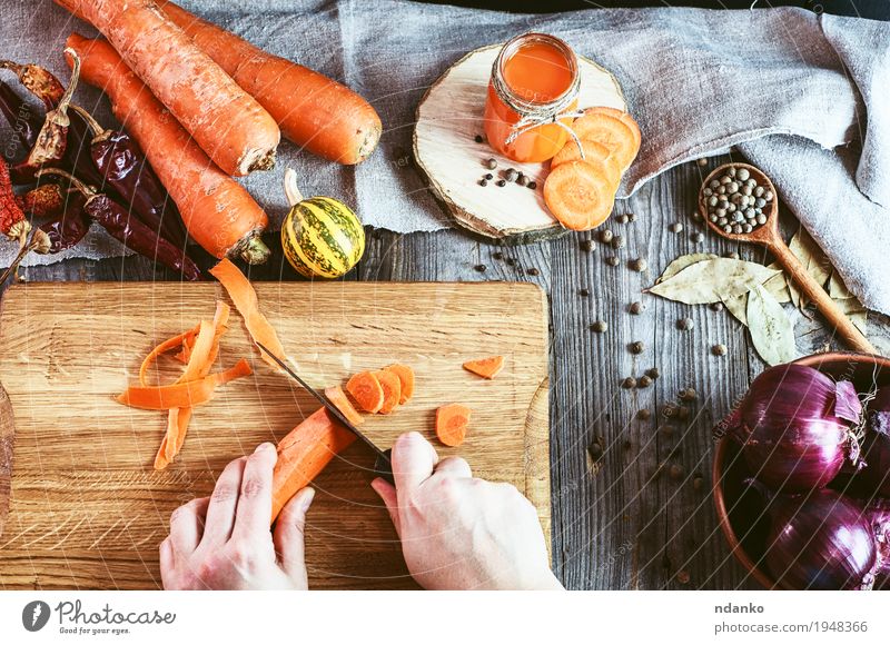 Zwei weibliche Hände hackten frische Karottenscheiben Gemüse Kräuter & Gewürze Ernährung Essen Vegetarische Ernährung Diät Getränk Saft Messer Körper Tisch