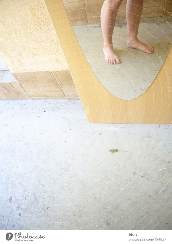 FÜR PONTCHEN Frau Erwachsene Haut Beine Fuß dünn Wärme gelb Spiegel Spiegelbild Nagellack Zehen Oval Formation Strukturen & Formen Geometrie Sommer Freiheit